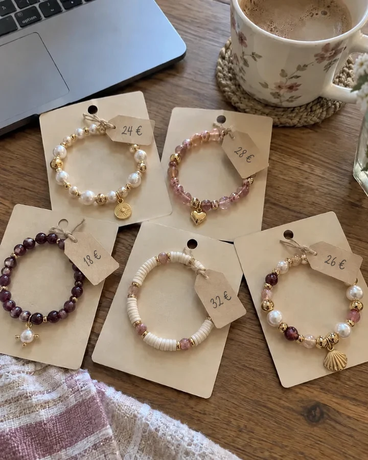 Bracelets en perles faits main sur cartes de présentation avec petites étiquettes de prix